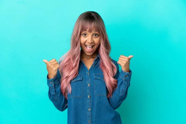 Jovem Mulher Raça Mista Com Cabelo Rosa Isolado Fundo Azul — Fotografia de Stock