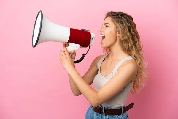 Jonge Blonde Vrouw Geïsoleerd Roze Achtergrond Schreeuwen Door Een Megafoon — Stockfoto