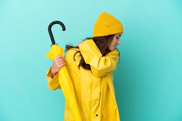 Jeune Homme Caucasien Tenant Parapluie Isolé Sur Fond Bleu Souffrant — Photo