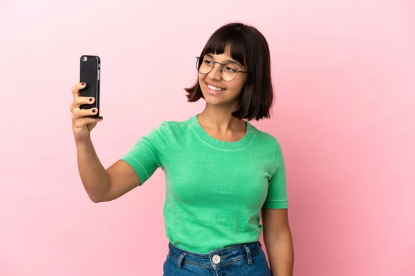 Joven Mujer Mestiza Aislada Sobre Fondo Rosa Haciendo Una Selfie —  Fotos de Stock