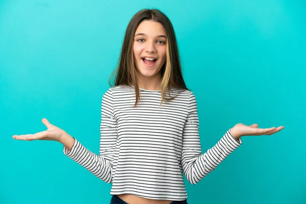 Menina Sobre Fundo Azul Isolado Com Expressão Facial Chocada — Fotografia de Stock