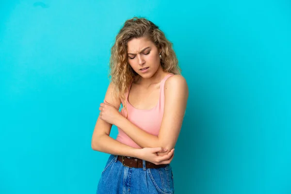 Jeune Femme Blonde Isolée Sur Fond Bleu Avec Douleur Coude — Photo