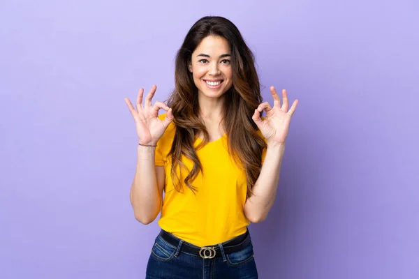 Woman Isolated Purple Background Showing Sign Two Hands — ストック写真