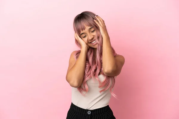 Mladý Smíšený Závod Žena Růžovými Vlasy Izolované Růžovém Pozadí Směje — Stock fotografie
