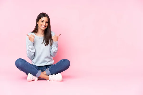 Mujer Joven Caucásica Aislada Sobre Fondo Rosa Con Pulgares Hacia — Foto de Stock