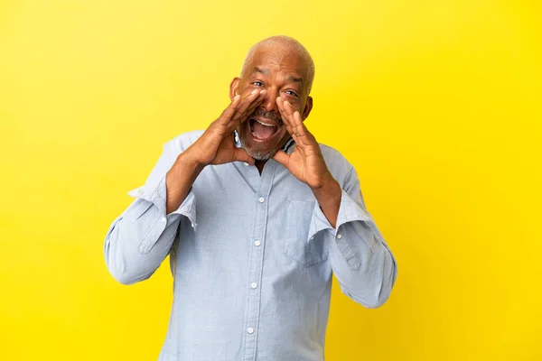 Sênior Cubano Isolado Fundo Amarelo Gritando Anunciando Algo — Fotografia de Stock