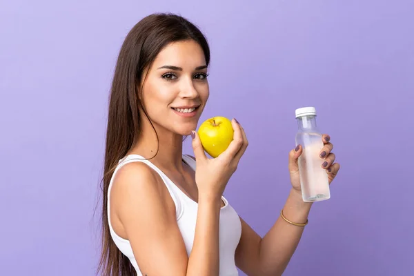 Ung Kaukasisk Kvinna Isolerad Lila Bakgrund Med Ett Äpple Och — Stockfoto