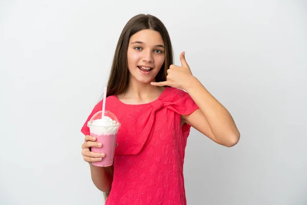 孤立した白い背景にイチゴのミルクセーキを持つ少女は 電話ジェスチャーを作る サインを呼んでくれ — ストック写真