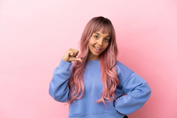 Jovem Mulher Raça Mista Com Cabelo Rosa Isolado Fundo Rosa — Fotografia de Stock