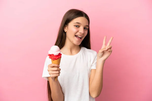 Κοριτσάκι Παγωτό Κορνέτα Πάνω Από Απομονωμένο Ροζ Φόντο Χαμογελώντας Και — Φωτογραφία Αρχείου
