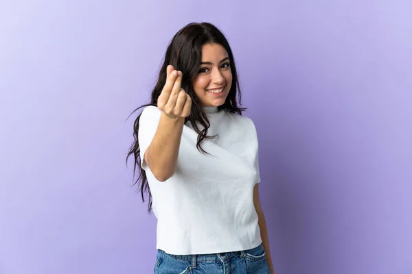 Mujer Joven Caucásica Aislada Sobre Fondo Púrpura Haciendo Gesto Dinero — Foto de Stock