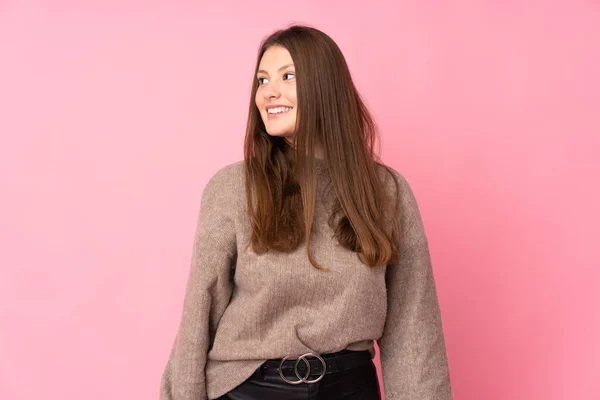 Adolescente Caucasico Ragazza Isolato Sfondo Rosa Guardando Lato Sorridente — Foto Stock