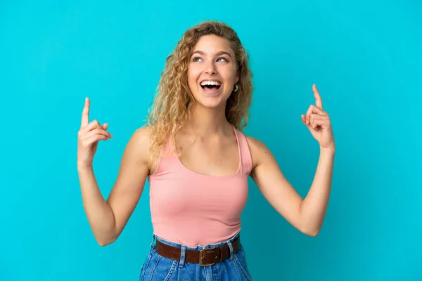 Jovem Loira Isolada Fundo Azul Apontando Para Uma Ótima Ideia — Fotografia de Stock