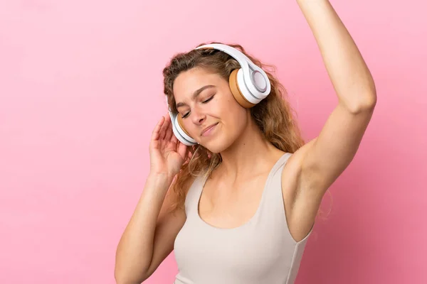 Молодая Блондинка Изолирована Розовом Фоне Слушать Музыку Танцы — стоковое фото
