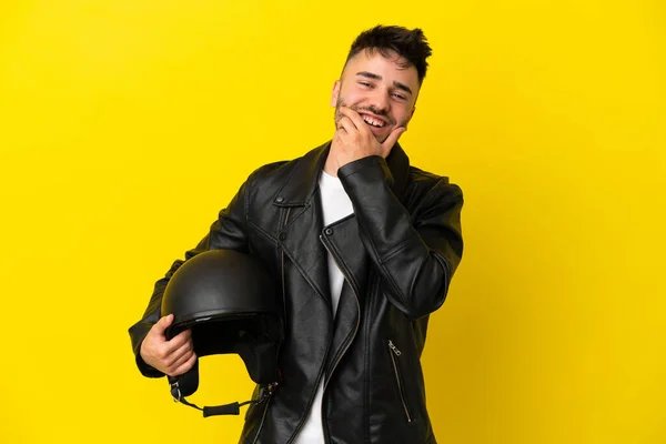 Mladý Kavkazský Muž Motocyklovou Přilbou Izolované Žlutém Pozadí Šťastný Usmívající — Stock fotografie