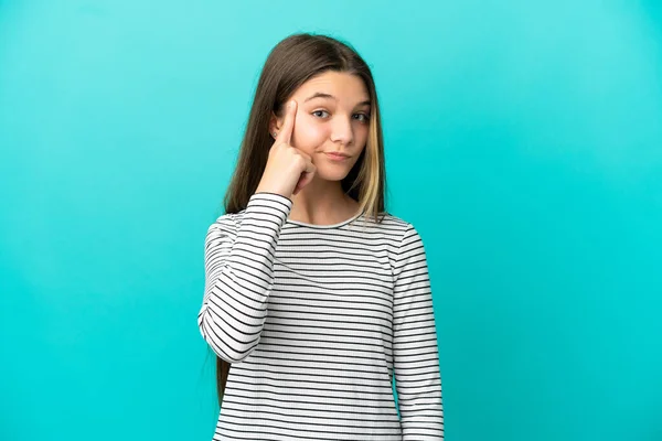 Klein Meisje Geïsoleerde Blauwe Achtergrond Denken Een Idee — Stockfoto