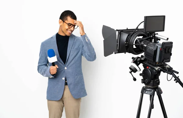 Reporter Uomo Afroamericano Possesso Microfono Segnalazione Notizie Sfondo Bianco Isolato — Foto Stock