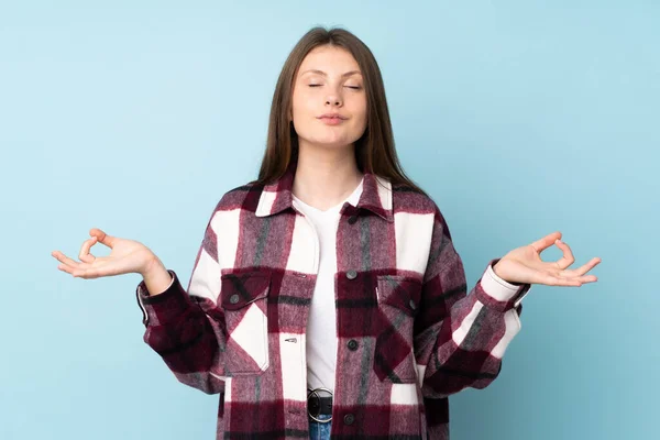 Teenager Kaukasischen Mädchen Isoliert Auf Blauem Hintergrund Zen Pose — Stockfoto