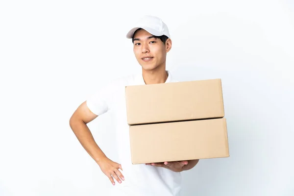 Entrega Chinês Homem Isolado Branco Fundo Posando Com Braços Quadril — Fotografia de Stock