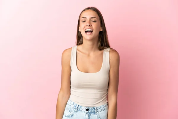 Νεαρή Γυναίκα Πάνω Από Απομονωμένο Ροζ Φόντο Φωνάζοντας Μπροστά Στόμα — Φωτογραφία Αρχείου