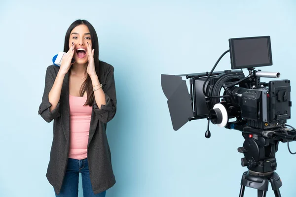 Mulher Repórter Segurando Microfone Reportando Notícias Isoladas Fundo Azul Gritando — Fotografia de Stock