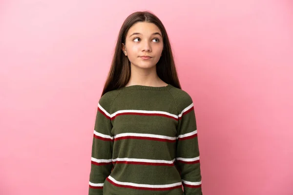 Menina Sobre Fundo Rosa Isolado Olhando Para Cima — Fotografia de Stock