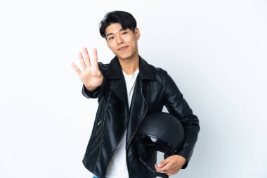 Motosiklet kasklı Çinli adam beyaz arka planda izole edilmiş mutlu ve parmaklarıyla dörde kadar sayıyor.