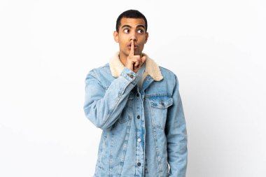 İzole edilmiş beyaz arka plan üzerinde Afro-Amerikan bir sessizlik işareti gösteriyor. Parmağını ağzına sokuyor.