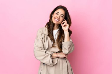 Arka planda yalnız bir kadın gülüyor