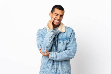 Dişi ağrılı, izole edilmiş beyaz arka planı olan Afrikalı Amerikalı bir adam.