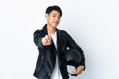 Beyaz arka planda izole edilmiş motosiklet kasklı Çinli bir adam parmağını kaldırıyor ve gösteriyor.