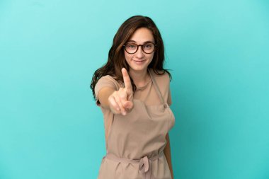 Restoran garsonu parmağını kaldırıyor.