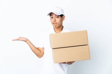 Çinli adam beyaz arka planda izole edildi.