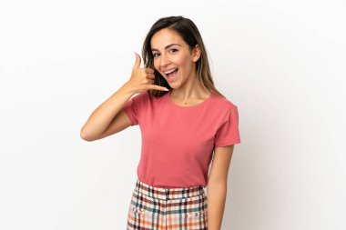 Soyutlanmış bir geçmişi olan genç bir kadın telefon jesti yapıyor. Bana geri dönüş işareti ver.