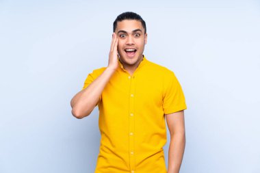 Asyalı yakışıklı, soyutlanmış, şaşırmış ve şok olmuş yüz ifadesi olan bir adam.