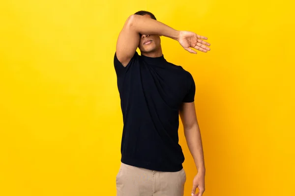 Uomo Afroamericano Sfondo Isolato Che Copre Gli Occhi Dalle Mani — Foto Stock