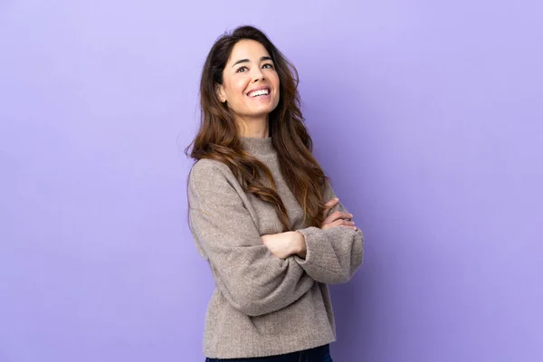 Mujer Sobre Aislado Púrpura Fondo Feliz Sonriente — Foto de Stock