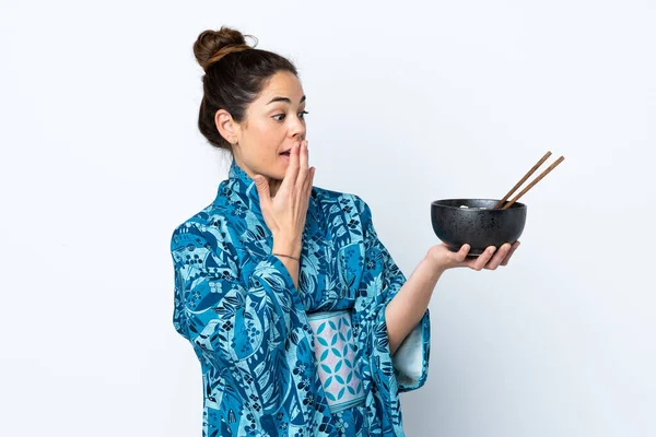 Frau Trägt Kimono Über Isoliertem Weißem Hintergrund Mit Überraschung Und — Stockfoto