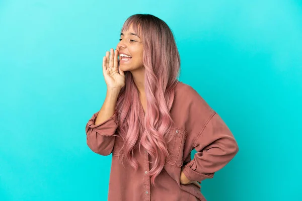 Mujer Joven Raza Mixta Con Cabello Rosa Aislado Sobre Fondo —  Fotos de Stock