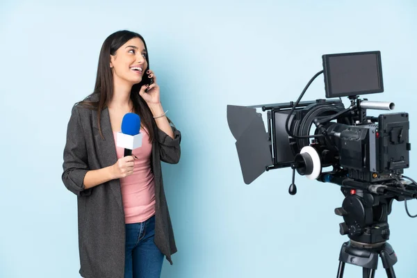 Reporter Donna Possesso Microfono Segnalazione Notizie Isolate Sfondo Blu Mantenendo — Foto Stock