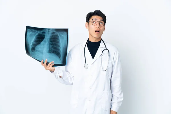 Νεαρός Κινέζος Γιατρός Κρατώντας Ακτινογραφία Απομονώνονται Λευκό Φόντο Κοιτάζοντας Προς — Φωτογραφία Αρχείου