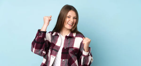 Tiener Kaukasisch Meisje Geïsoleerd Blauwe Achtergrond Vieren Een Overwinning — Stockfoto