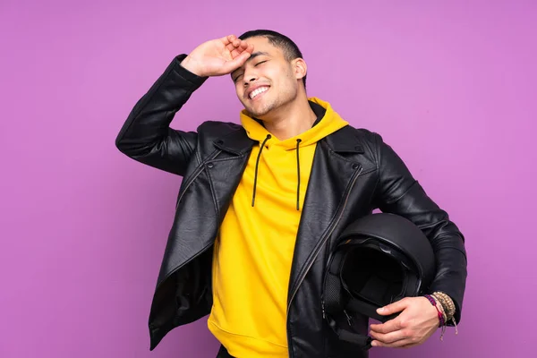 Man Met Een Motorhelm Geïsoleerd Paarse Achtergrond Lachen — Stockfoto