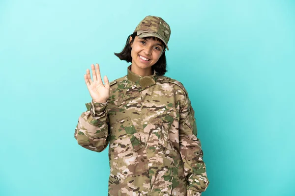 Militar Mujer Raza Mixta Aislada Sobre Fondo Azul Saludando Con — Foto de Stock