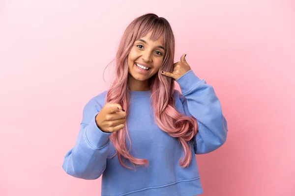 Jovem Mulher Raça Mista Com Cabelo Rosa Isolado Fundo Rosa — Fotografia de Stock