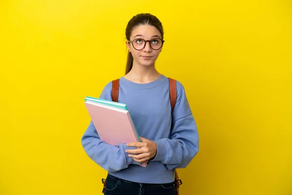 Studentisches Kind Frau Über Isolierten Gelben Hintergrund Und Blick Nach — Stockfoto