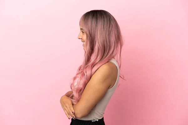 ピンク色の髪をした若い混合人種の女性が横位置でピンクの背景に隔離された — ストック写真