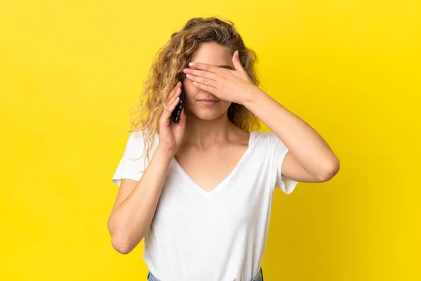 Sarı Arka Planda Izole Edilmiş Cep Telefonu Kullanan Genç Sarışın — Stok fotoğraf