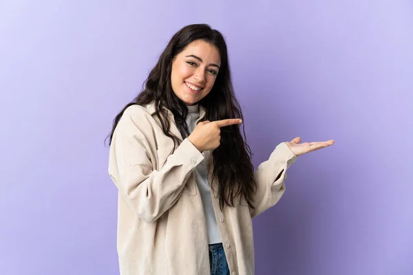 Mulher Branca Jovem Isolado Fundo Roxo Segurando Copyspace Imaginário Palma — Fotografia de Stock