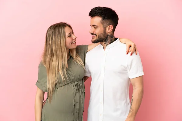 Schwangere Frau Und Mann Vor Isoliertem Rosa Hintergrund Glücklich Und — Stockfoto